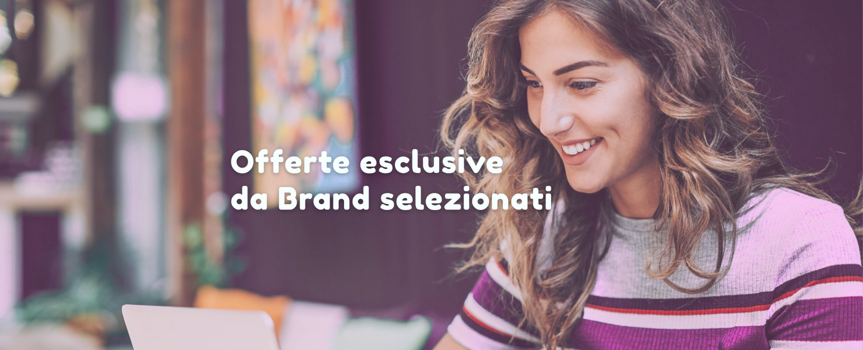 Donna sorridente al computer – Scopri offerte esclusive da brand selezionati su MammeComeNoi